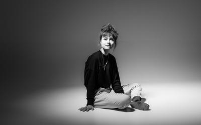 Student Marleen Wengorz sitting on the floor. Black and white picture.