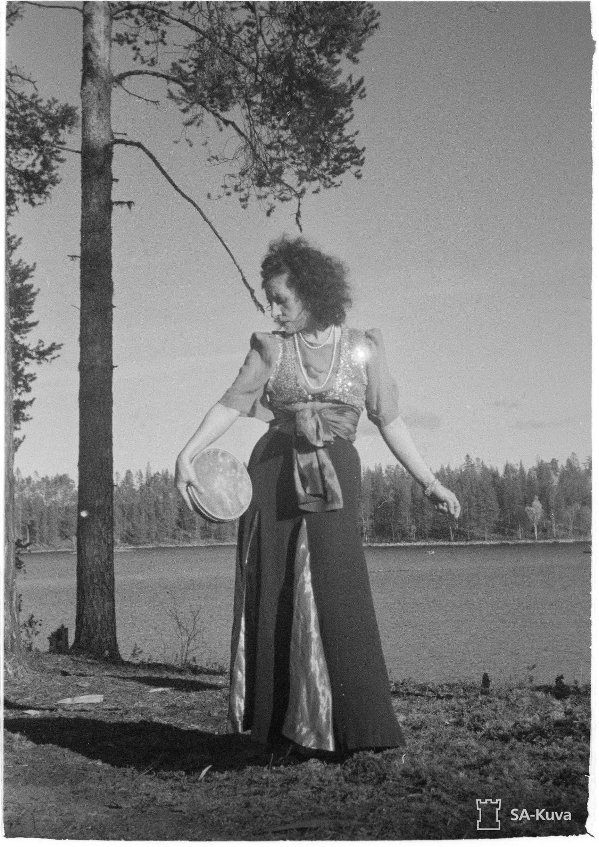 Tanssijatar Iris Salin kiertueella Uhtuan suunnalla vuonna 1942. SA-kuvan tietojen mukaan hän esitti asemiehille viihdytysohjelmassaan mustalaistanssin.