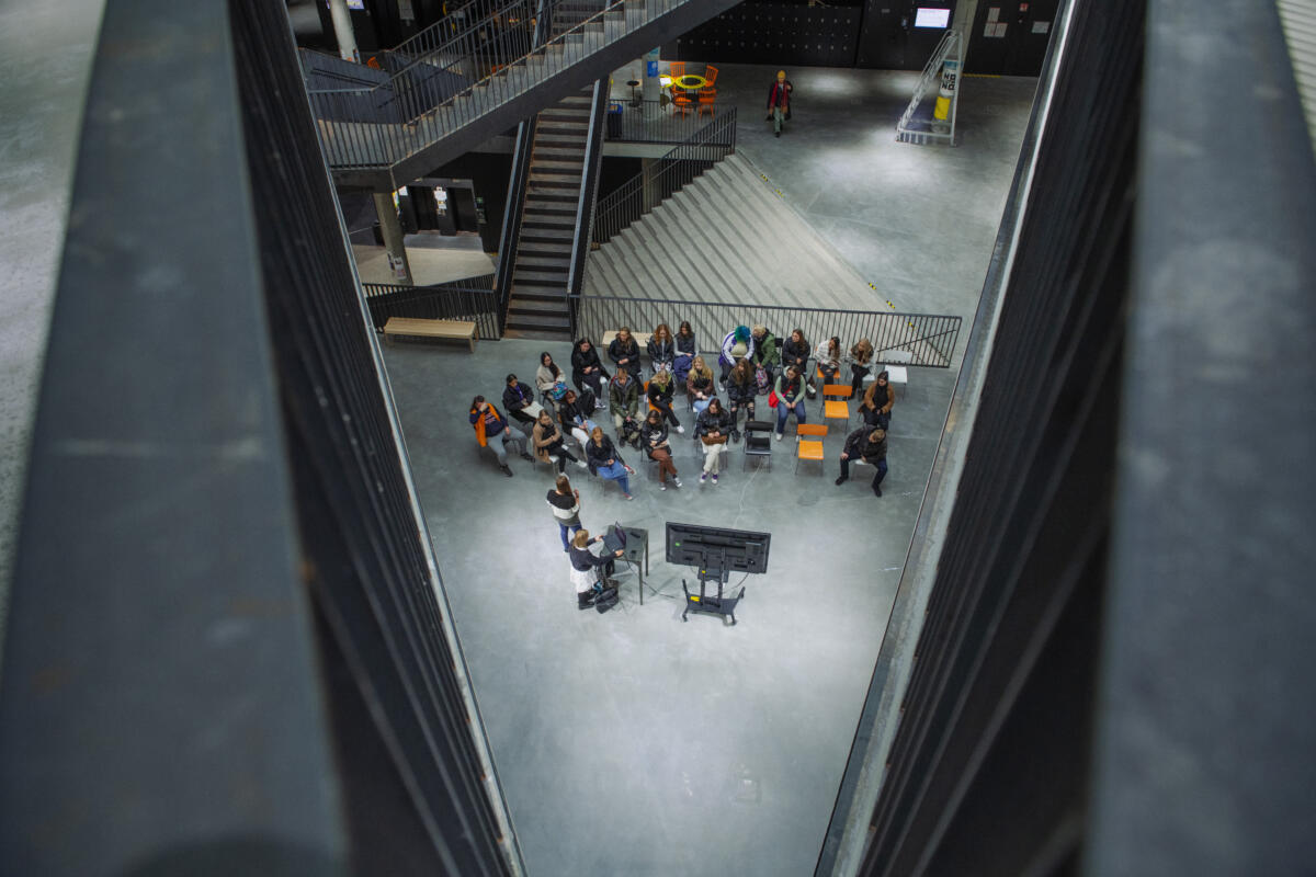 Stock foto, a group of people in the Fine Arts Academy's entrance hall.