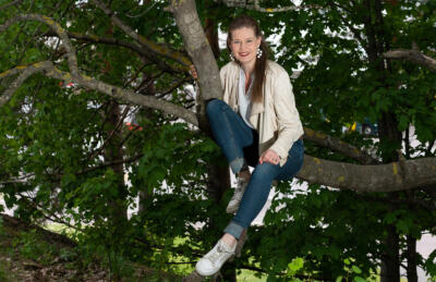 Heidi Partti kiipesi kuvattavaksi puuhun.