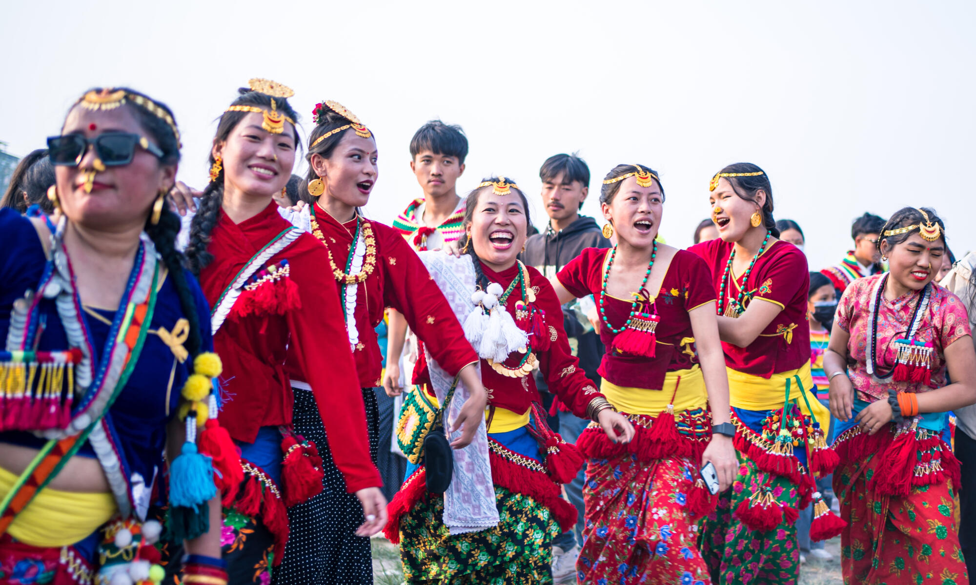 Kirat-yhteisö traditionaalisissa asuissaan soittamassa perinteisiä instrumentteja ja juhlimassa Sakela Ubhauli -festivaalilla Nepalin Katmandussa, lauantaina 13. toukokuuta 2023..