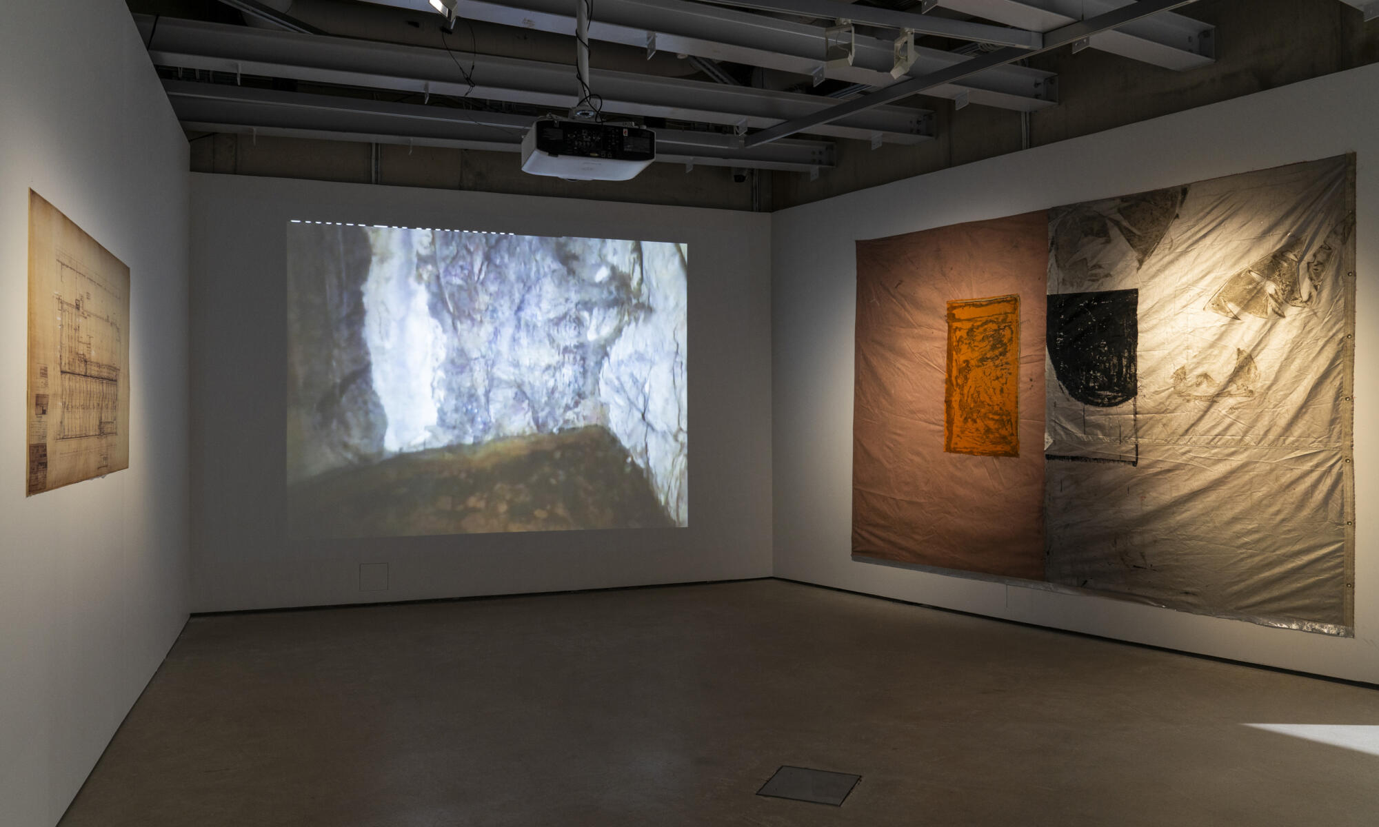 Kolmelle seinälle sijoittuva installaatio, joka koostuu videosta ja kahdesta kollaasista.