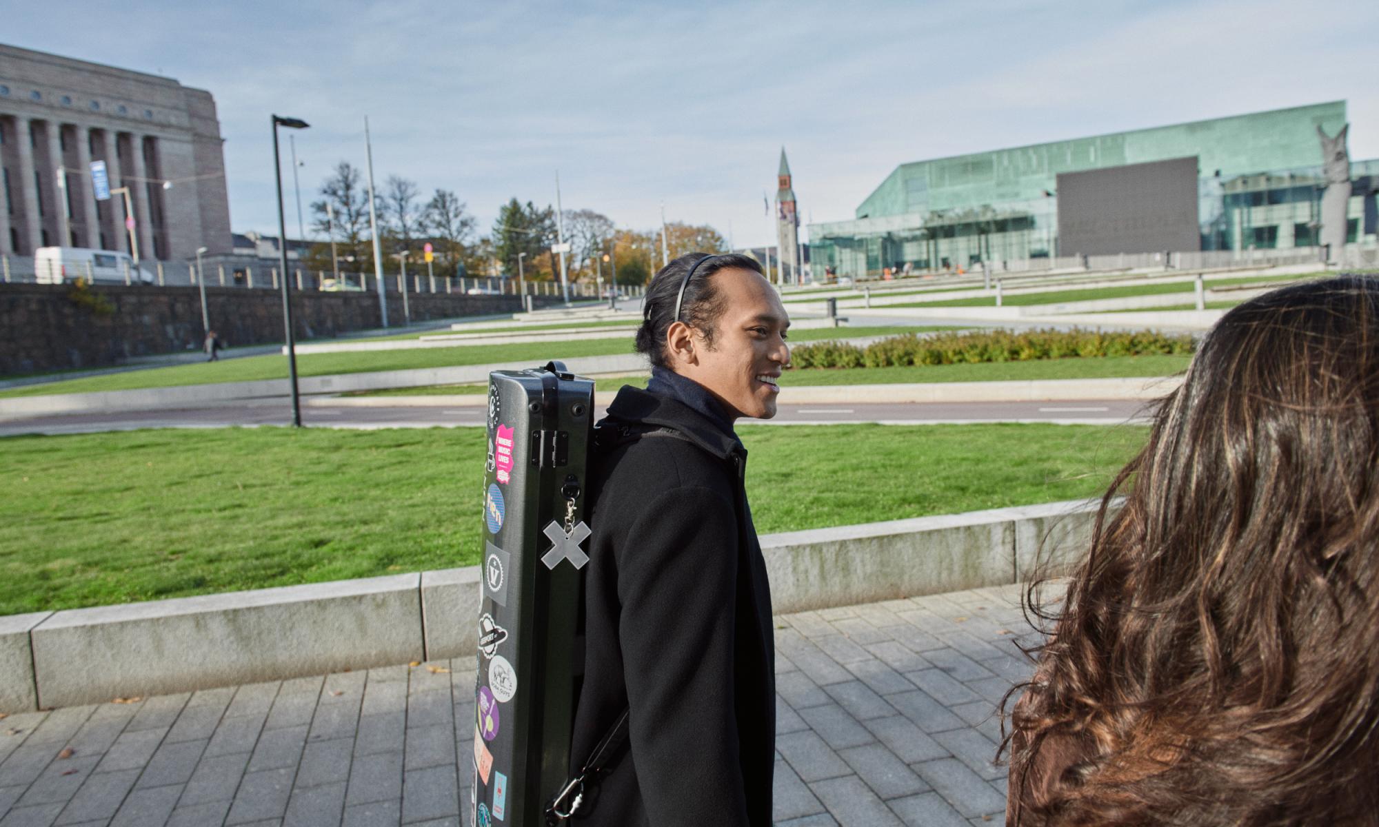 Opiskelija kävelee Musiikkitalon edes